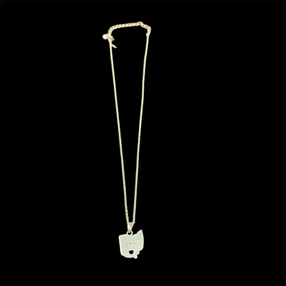Avon silver tone Ohio state shaped pendant necklace 21” adjustable
